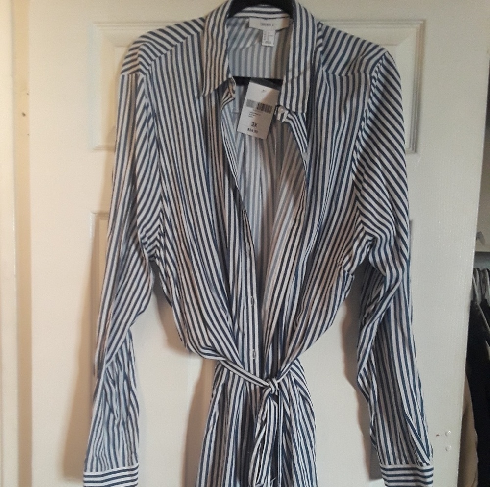 Blouse can where as a dress with flipflops